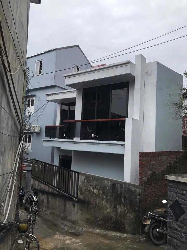 Bán nhà mặt phố Cửa Ông, 3 tầng mới tinh, sổ đỏ vuông vắn, giá tốt