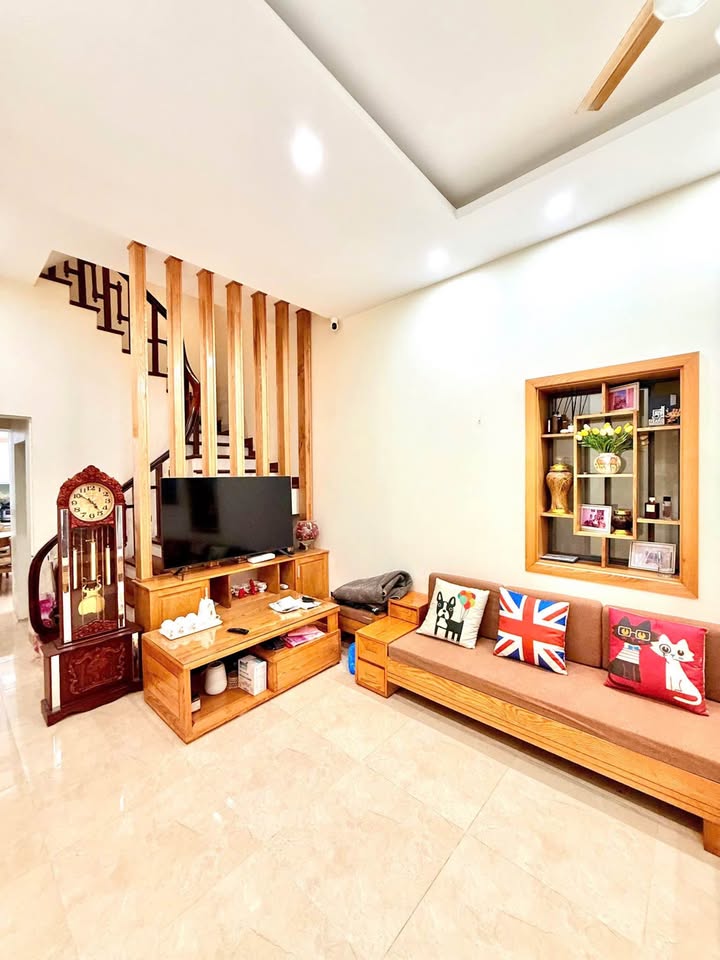 Cho thuê nhà 3 tầng 71m2, full nội thất, hẻm xe hơi, giá 15 triệu/tháng