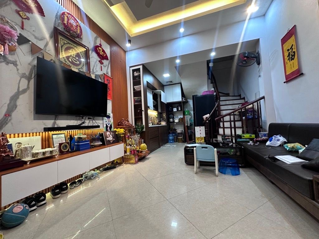 Bán nhà 5 tầng trung tâm Hai Bà Trưng, ô tô đỗ cổng, 30.2m2, giá 8.35 tỷ