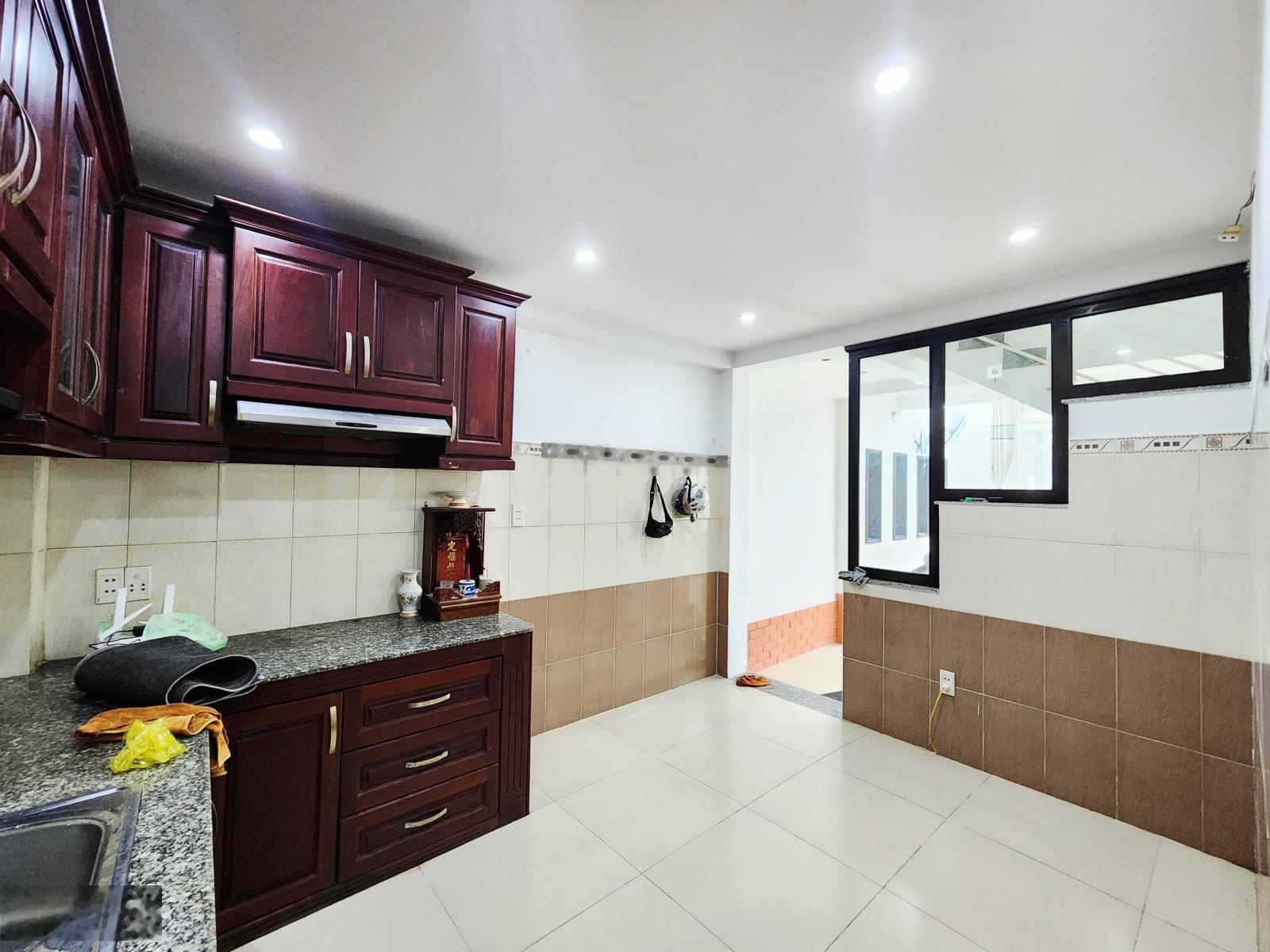 Ô tô - Tân Bình giáp Q. 10 - 4 tầng 6PN BC & sân thượng - ngang 4m - chỉ 5.9 tỷ TL