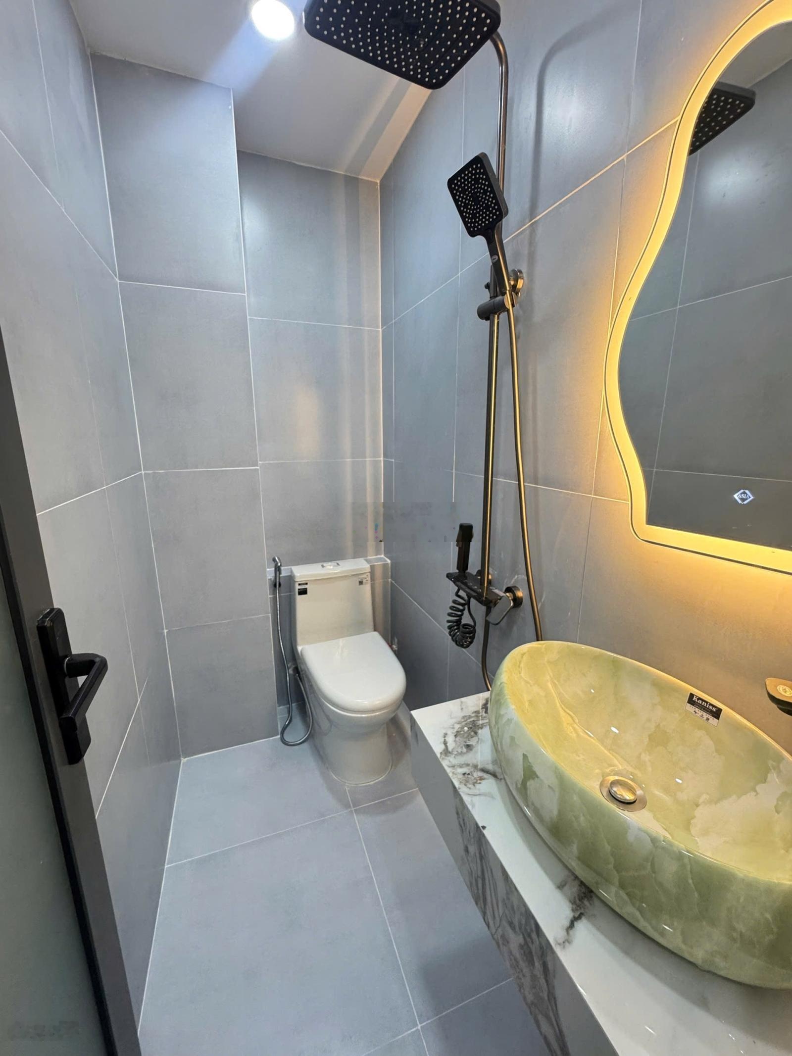 Rẻ còn sót lại - 4 phòng ngủ - trang bị đủ nội thất - đúc kiên cố 3 tầng lầu - DS 21 - Quang Trung