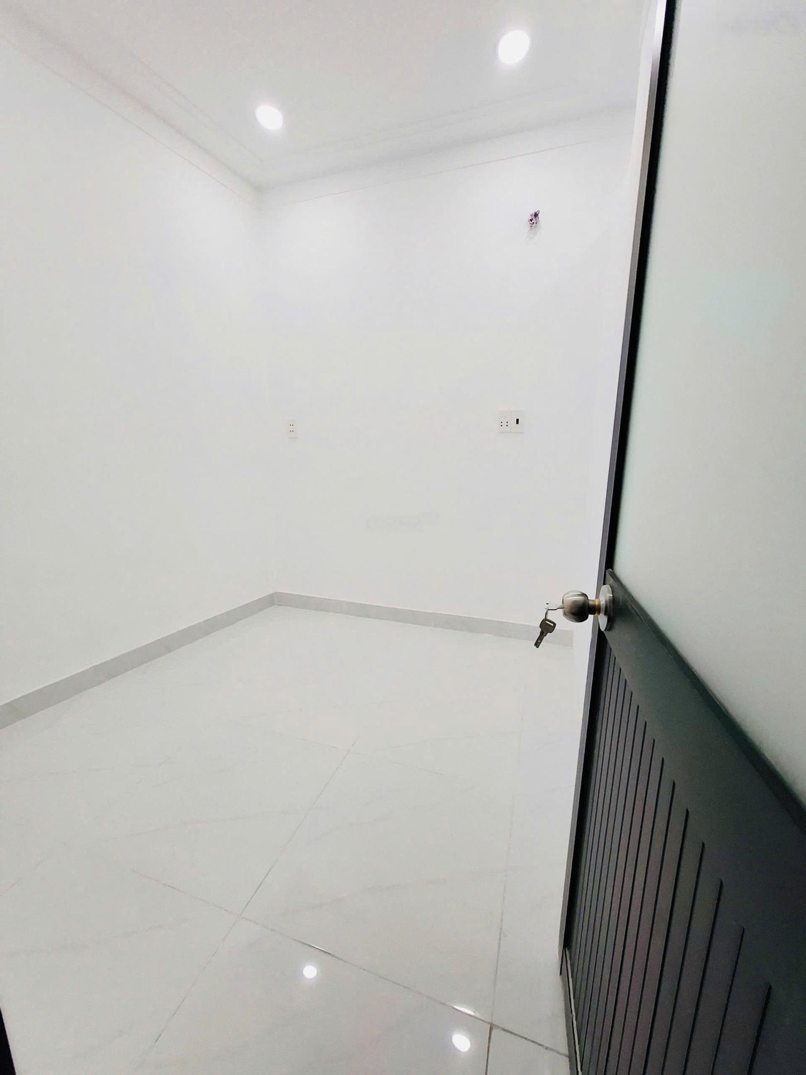 Nhà mới ở sẹc ngắn Phan Văn Hớn Quận 12 ngay chung cư Tecco. Có 2 phòng ngủ giá 1tỷ068tr còn bớt