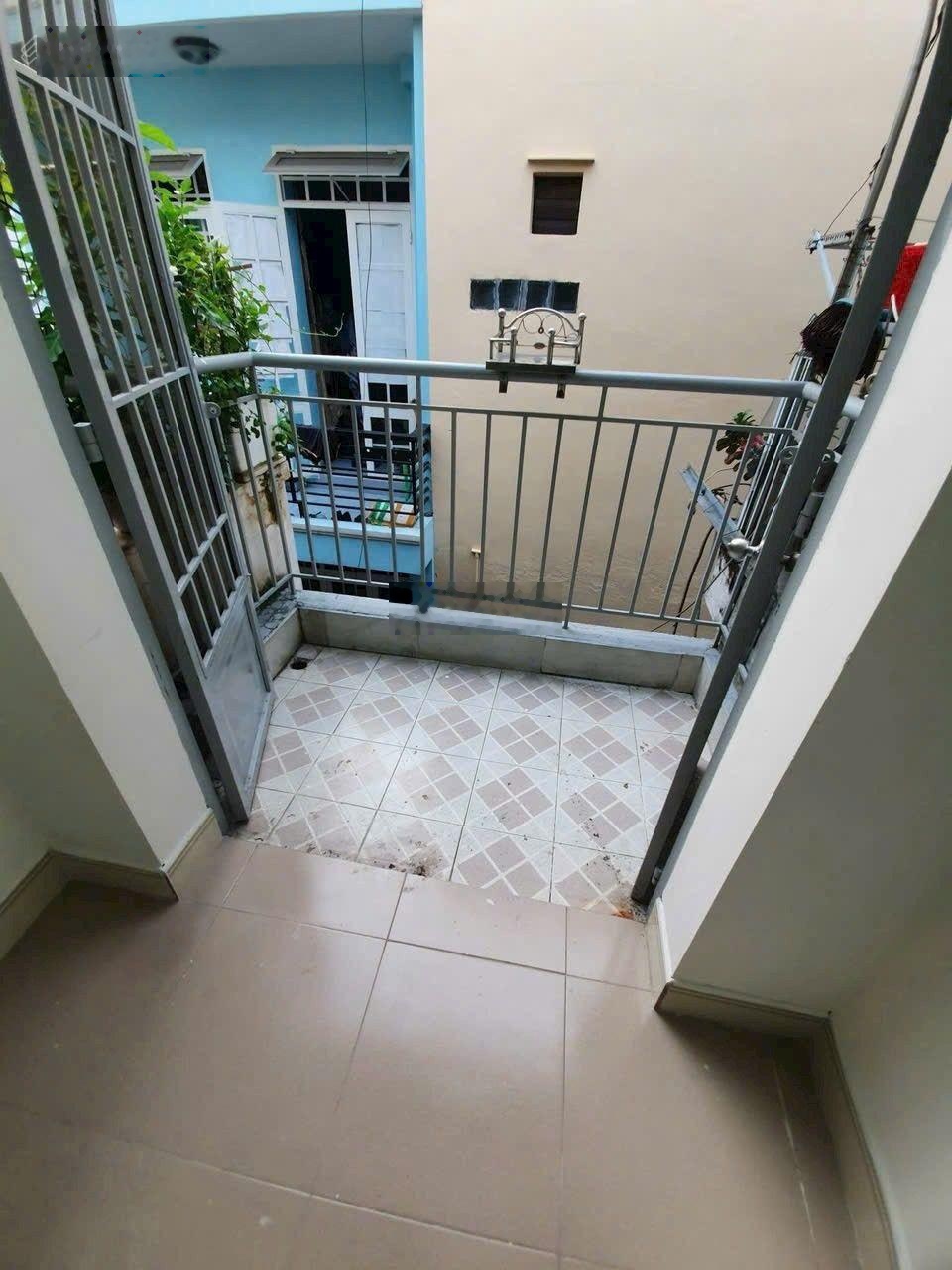 Bán nhà 3 tầng btct giá rẻ như hạt dẻ