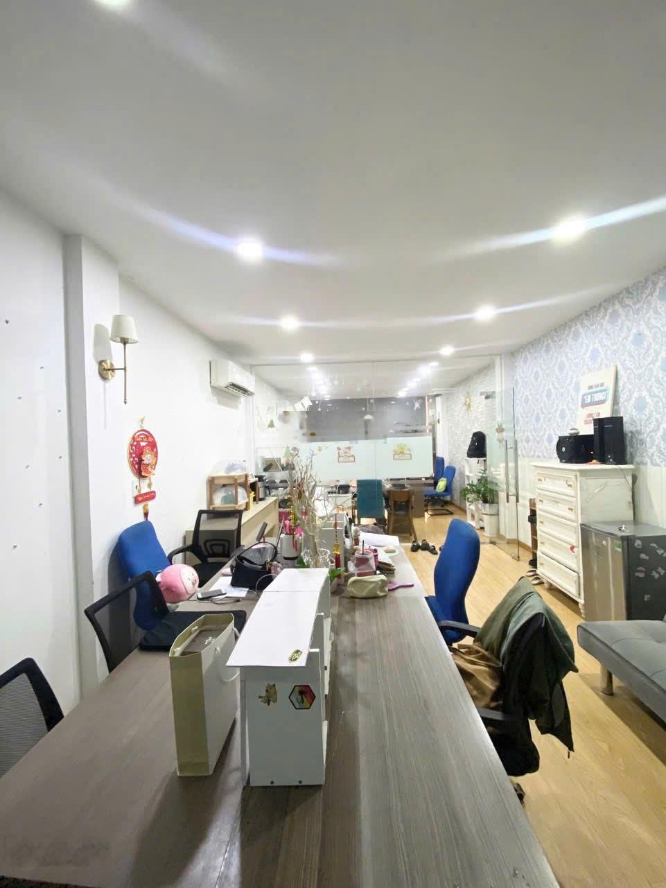 Mặt tiền Sư Vạn Hạnh Nhà 3 lầu có guuuu, trống suốt Kế bên Vạn Hạnh Mall