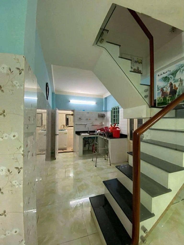 Gần quận 1 - ngay bờ kè thoáng mát - lô góc cực đẹp - nhà đúc chắc chắn