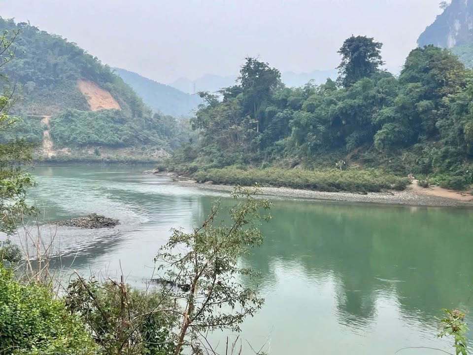 Đất Mai Châu, Hòa Bình 1950m2, 300m2 thổ cư, bám sông, đường 4m, giá 699 triệu