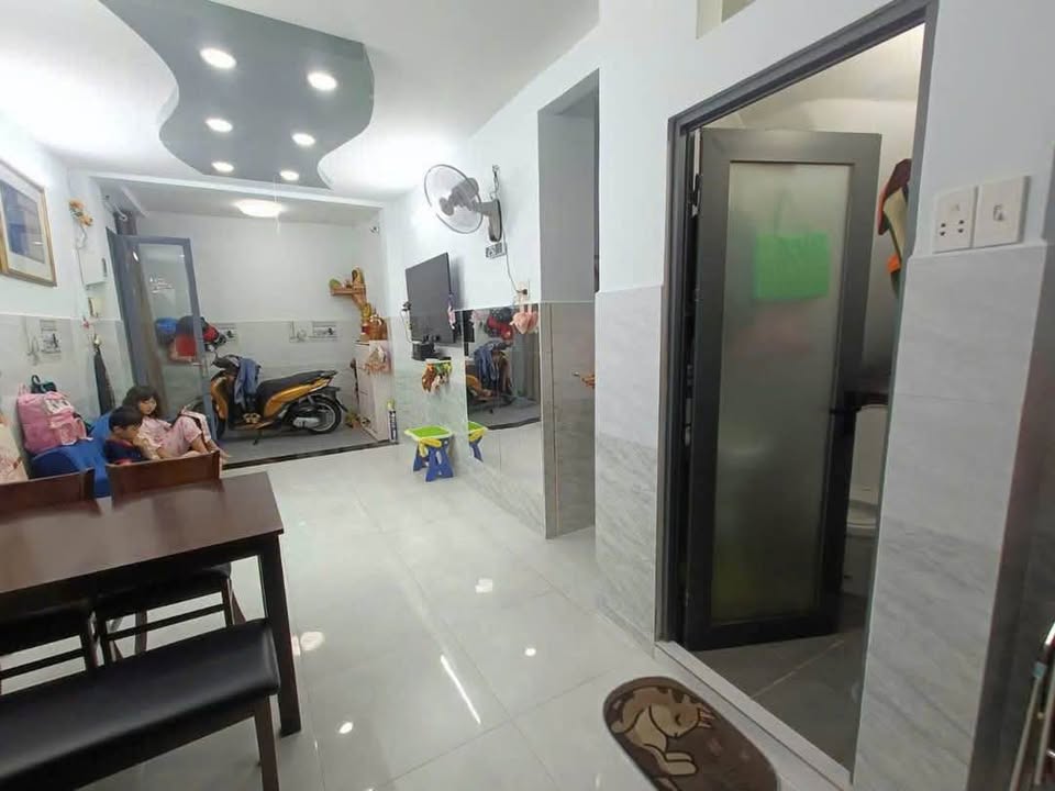 Nhà 1 trệt 2 lầu, nở hậu 5.2m, 3.85 tỷ tại Quận 8