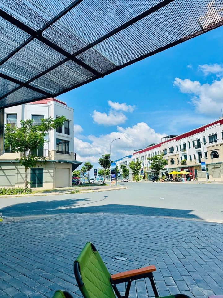 Nhà sang trọng 1 trệt 2 lầu, sân thượng tại khu vip Tây Sông Hậu