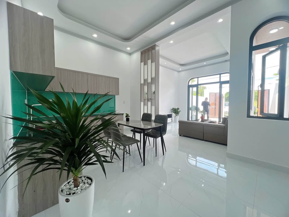 Nhà 5m x 22m tặng nội thất, sân ô tô, 2 phòng ngủ Tân Xuân, Đồng Xoài