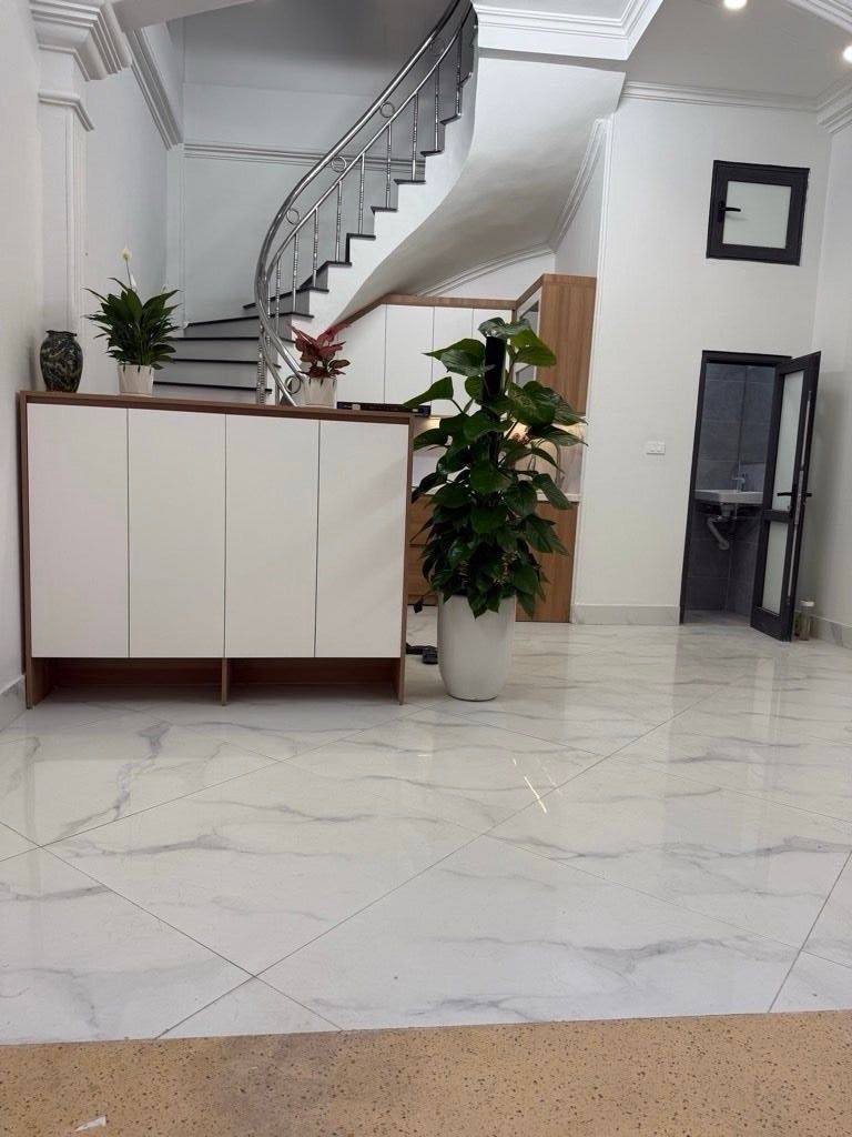 Nhà 5 tầng 4,8m mặt tiền, gần hồ, tặng full nội thất, giá hơn 9 tỷ tại Lâm Du, Đống Đa