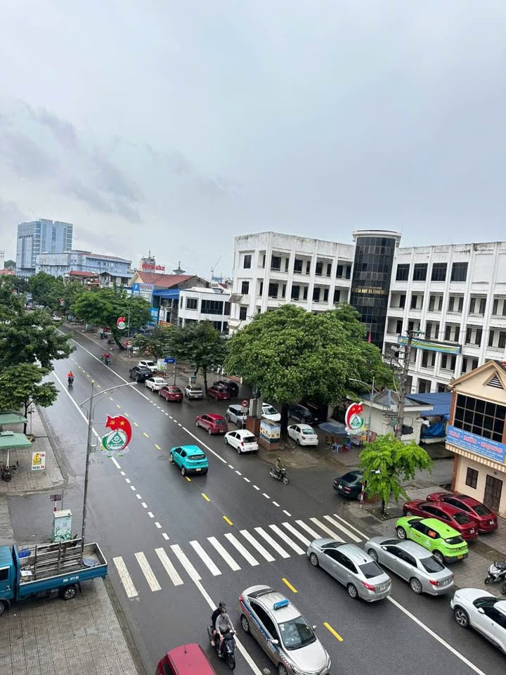 Bán nhà 5 tầng kinh doanh đắc địa, mặt tiền 6.1m, gần Viện Tim, giá hơn 2 tỷ