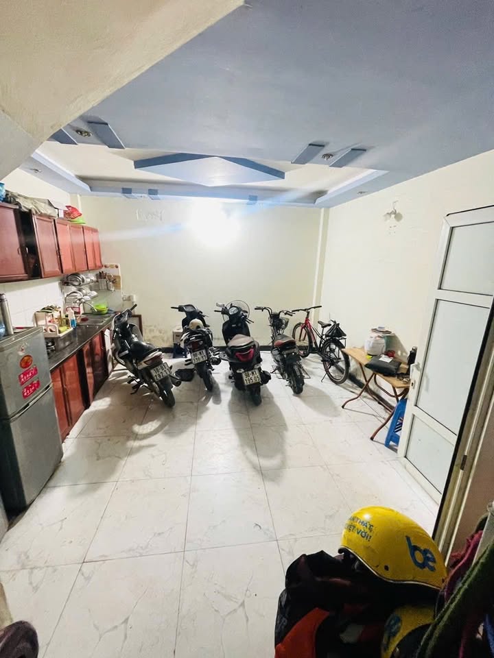 Bán nhà 36m2 x 5 tầng, 3 ngủ, sổ đỏ chính chủ, giá 4.7 tỷ tại Lĩnh Nam, Hà Nội