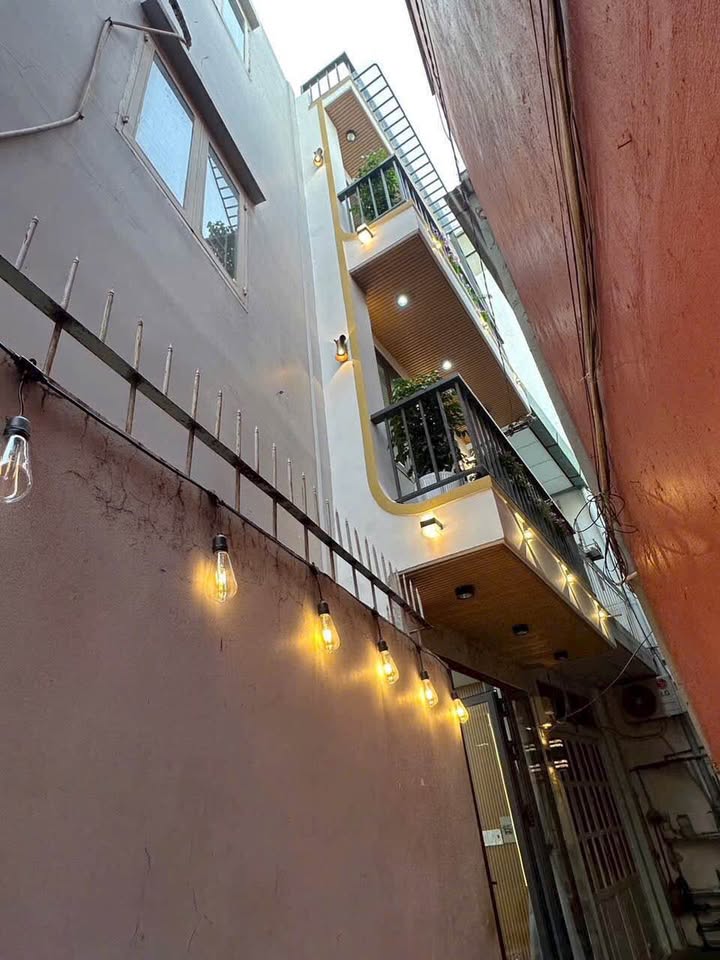 Tọa lạc tại trung tâm Quận Bình Thạnh, thành phố Hồ Chí Minh, căn nhà 3 tầng mới xây 100%