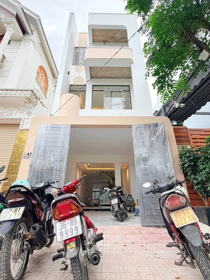 Nhà 1 trệt 2 lầu siêu xinh, sẵn nội thất, giá iu thương