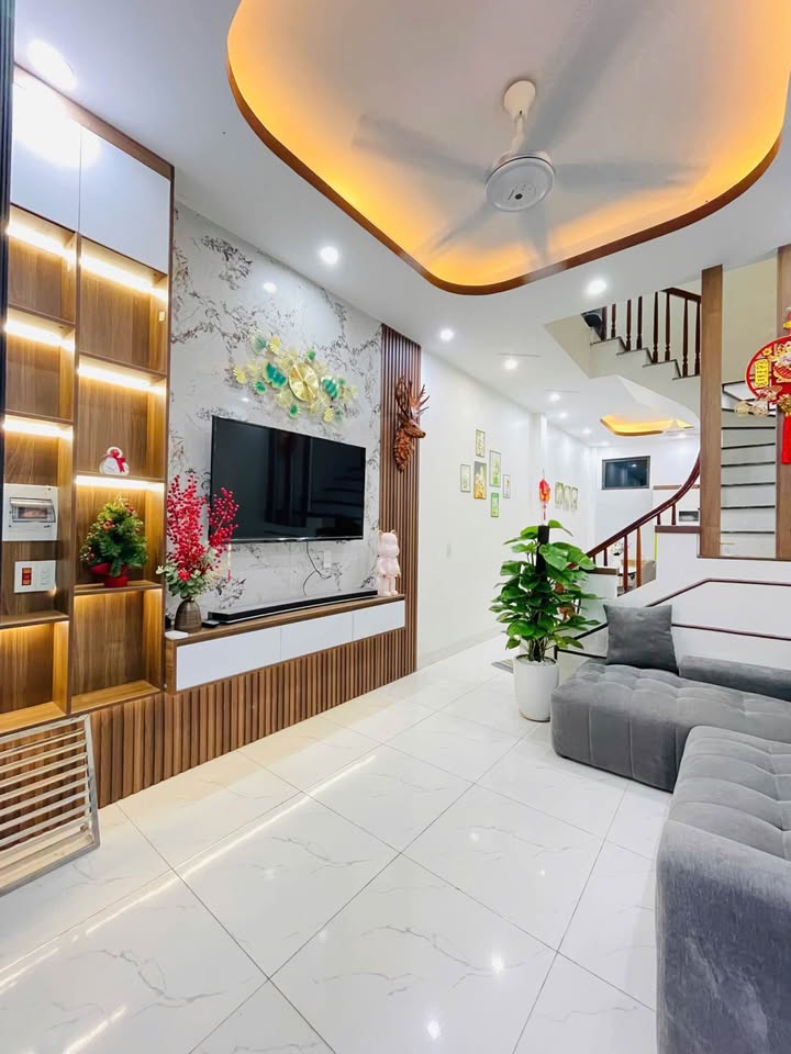 Nhà 3 tầng Tây Nam, trung tâm Quang Trung, Thái Bình ngõ rộng, gần chợ, tiện ích đủ đầy