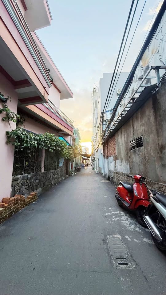 Nhà 2,5 tầng nở hậu, 5,55m mặt tiền, gần biển Nguyễn Tất Thành, Đà Nẵng