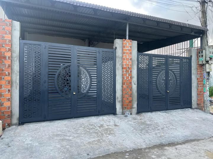 Nhà liền kề mới xây, 2 phòng ngủ, sân ô tô rộng rãi, giá 5.5 củ/tháng