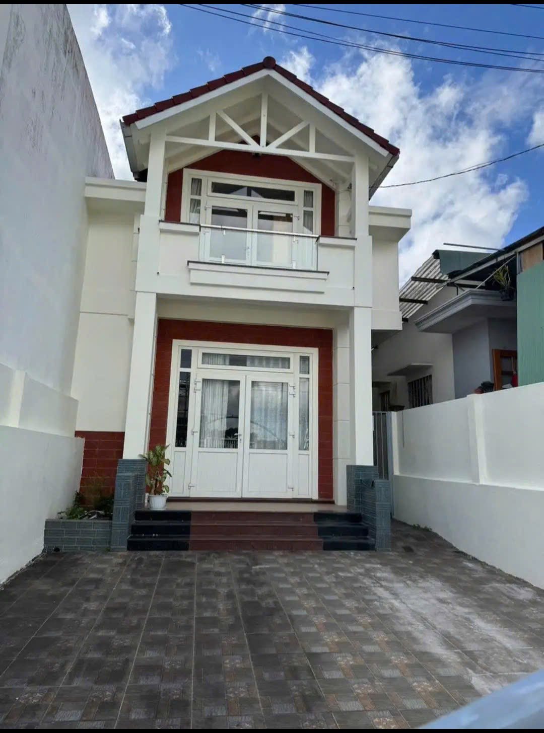 Nhà Đà Lạt 300m2 đất, 3 phòng ngủ, sân rộng, kinh doanh vi vu, giá hời 15 củ/tháng