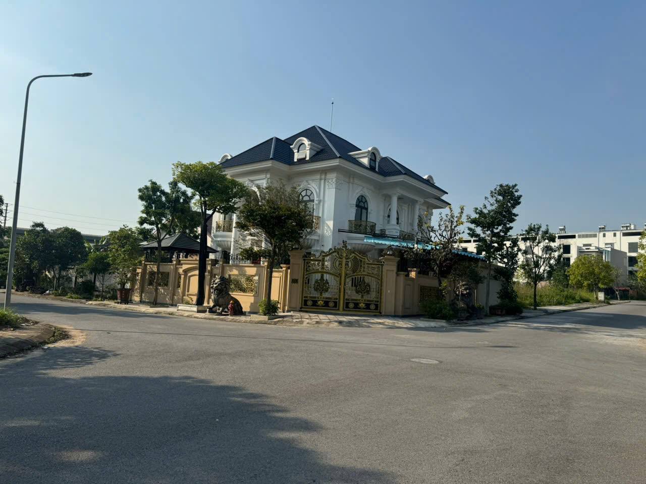 Siêu phẩm biệt thự góc độc đáo, hiếm có, sở hữu hai mặt tiền đắt giá, tọa lạc tại vị trí vip của Khu Đô Thị Park Hill