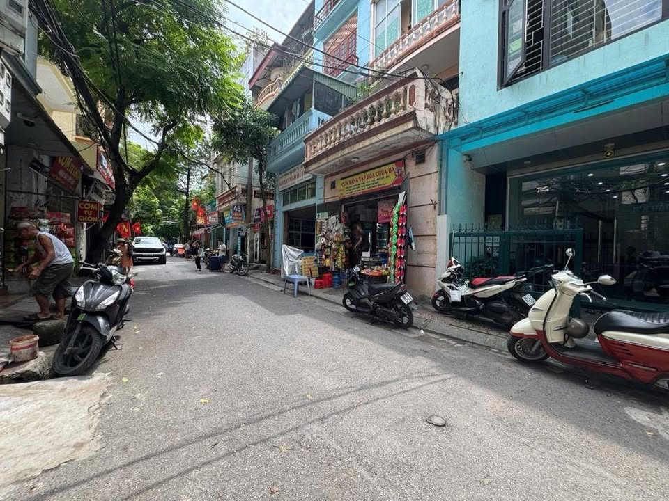 Nhà Phố Nguyễn Văn Huyên vị trí đẹp, kinh doanh thuận lợi