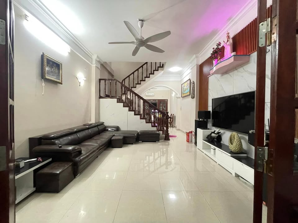 Nhà 4 tầng gần Đại học Thương Mại, nhỉnh 7 tỷ, đầu tư cho thuê hốt bạc