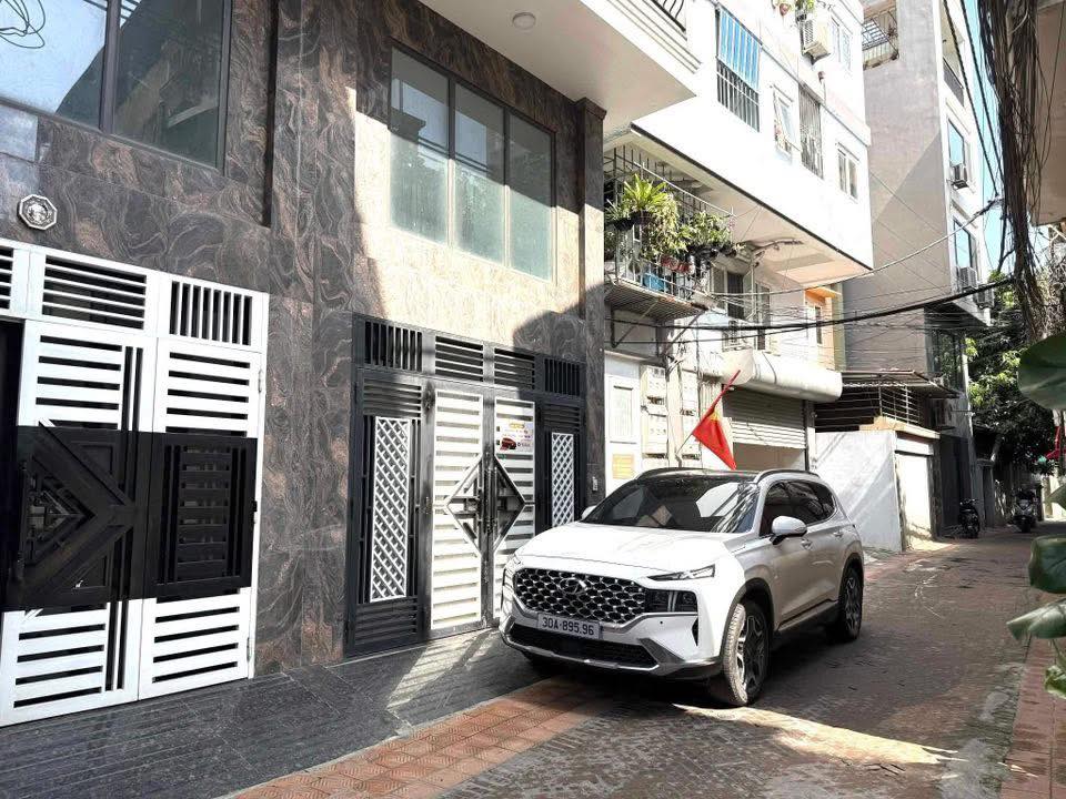 Nhà mới xây lô góc, diện tích 42m2, thiết kế 5 tầng với 6 phòng, tọa lạc tại vị trí đắc địa giáp đường Phạm Văn Đồng