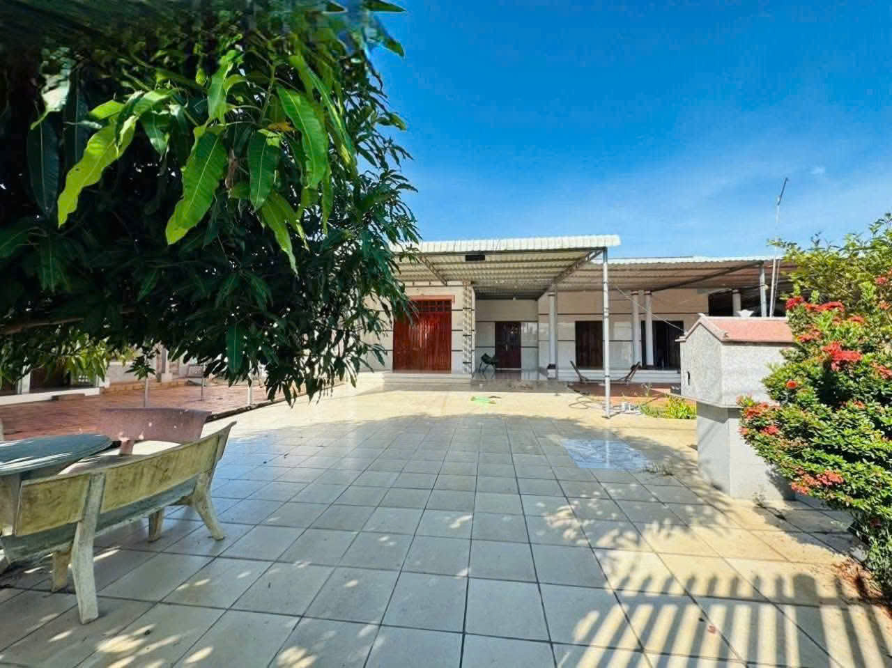 Nhà cấp 4 kiên cố với sân vườn rộng rãi, tọa lạc ngay trung tâm Thị Trấn Đất Đỏ, tỉnh Bà Rịa - Vũng Tàu