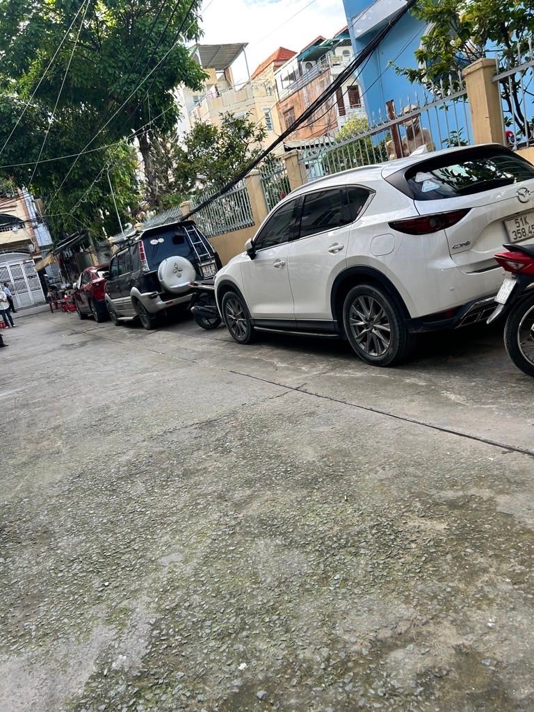 Tọa lạc trên con đường Cách Mạng Tháng Tám sầm uất