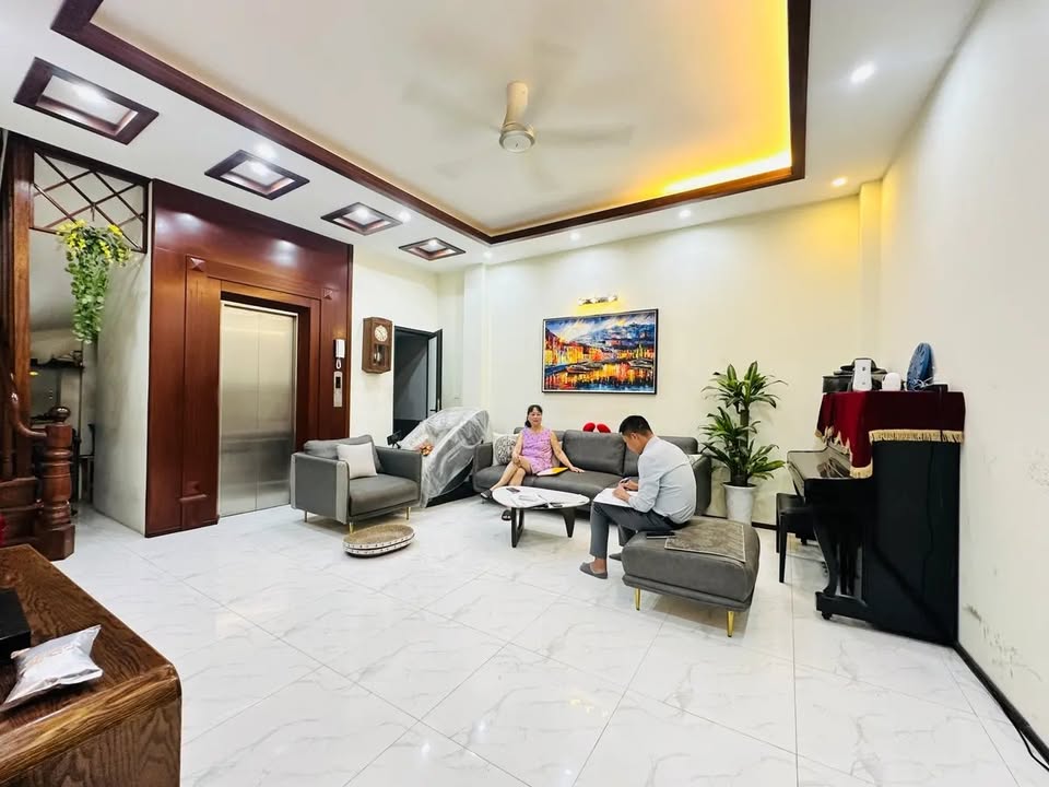 Nhà 6 tầng thang máy Tây Sơn - Vài bước ra vườn hoa, sát phố cổ