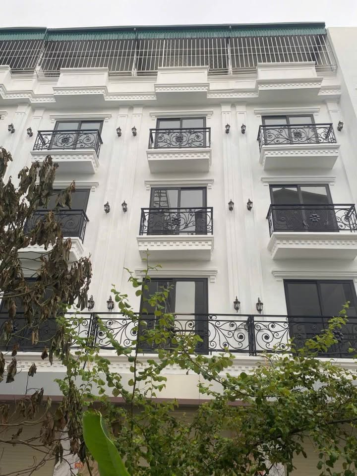Bán nhà 5 tầng 30m2 có sân để xe tại Thạch Bàn, Cổ Linh, Hà Nội