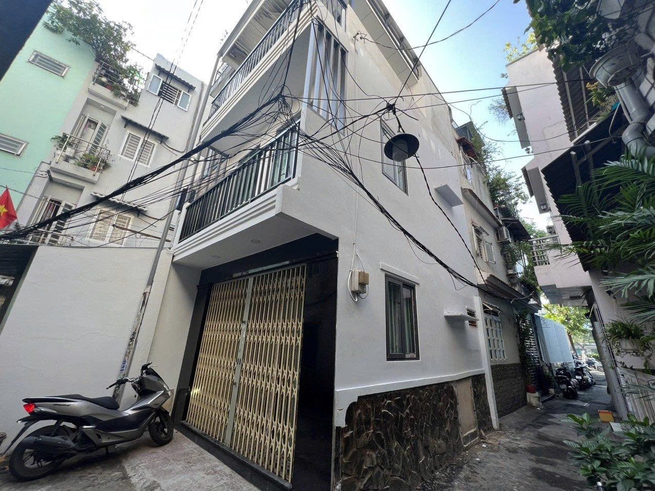 Nhà mới xây, full nội thất, vị trí đắc địa Quận 3