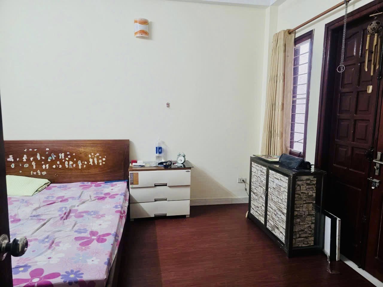 Cho thuê nhà nguyên căn 5 tầng, ngõ 280 Lạc Long Quân, gần chợ, bãi xe ô tô, giá chỉ 12 triệu