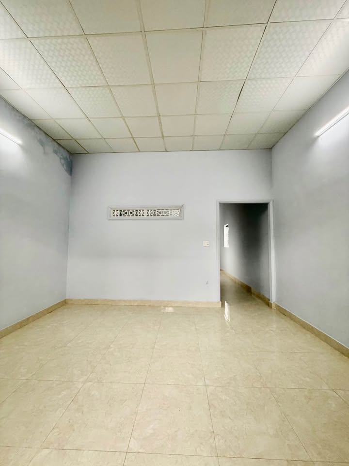 Nhà tọa lạc tại vị trí đắc địa, cách đường chính 100m và cách Đại học Tây Nguyên 300m