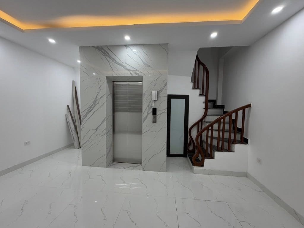 Bán nhà Trần Quang Diệu, 6 tầng thang máy, khu vực dân trí cao, nhiều tiện ích xung quanh