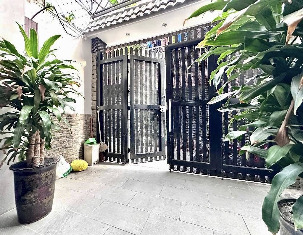 Nhà 5 tầng trung tâm Bảy Hiền, có phòng ngủ trệt