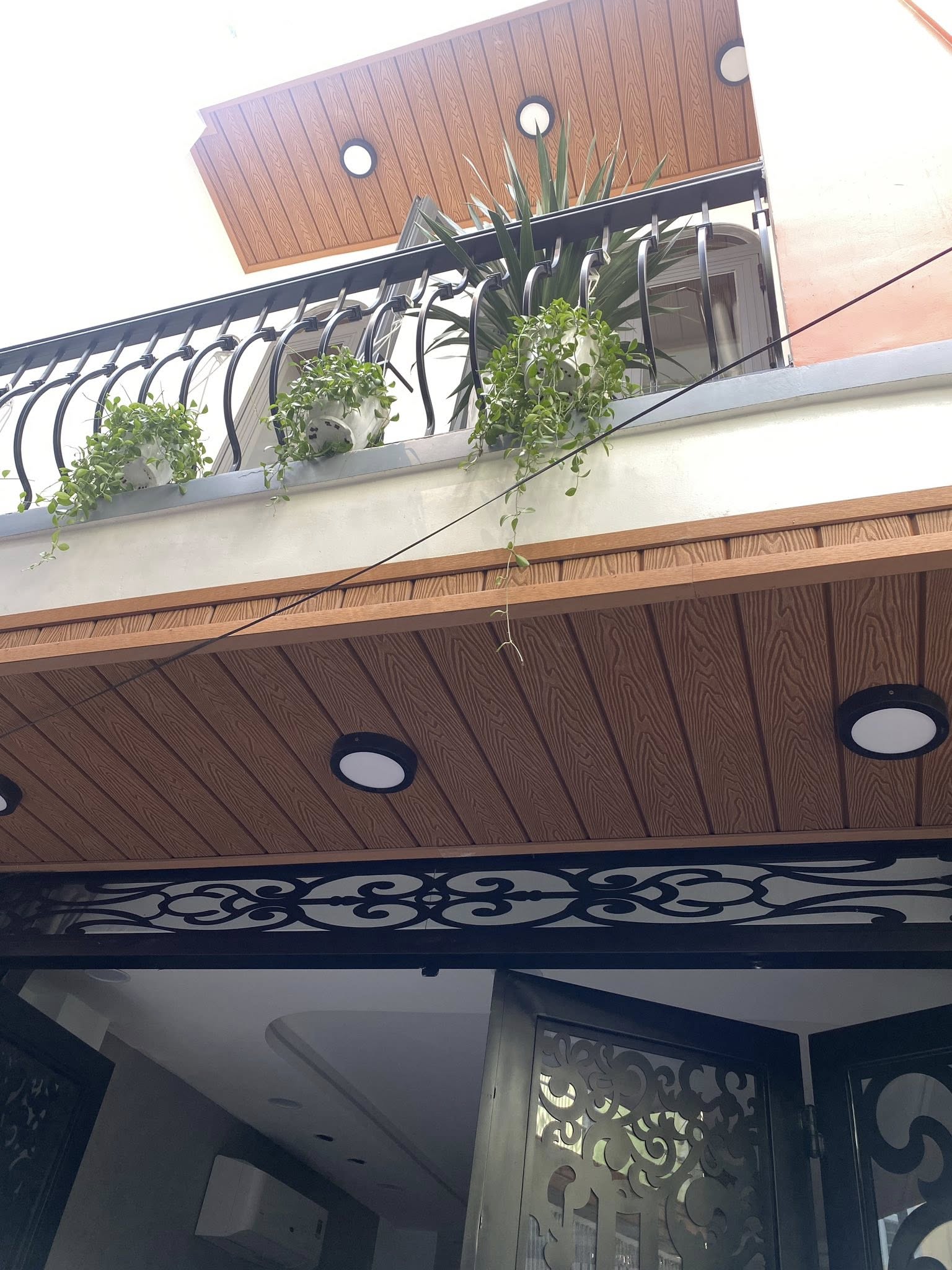 Nhà đẹp 3 tầng Huỳnh Văn Bánh, full nội thất, sát Quận 1, giá hời 6 tỷ