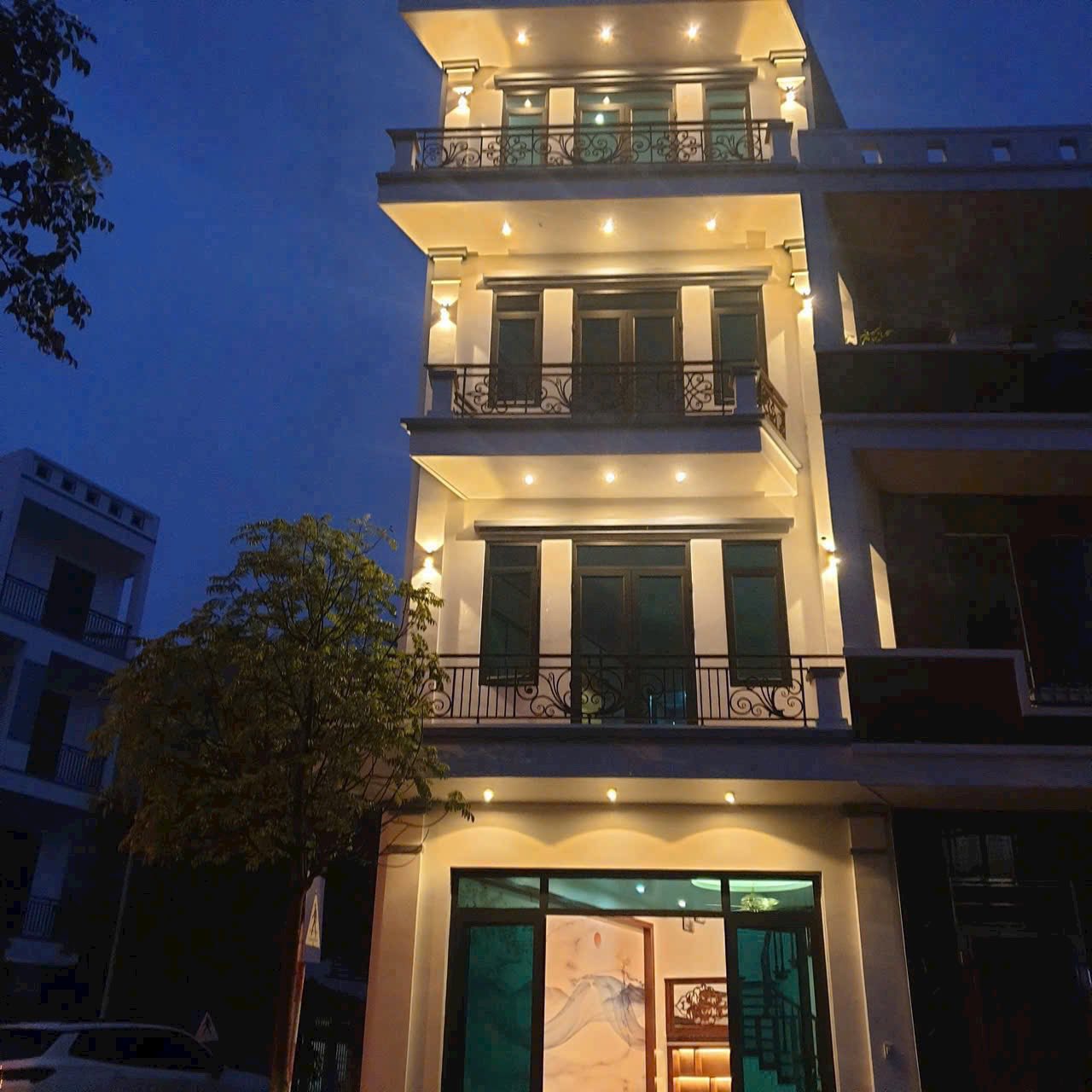 Nhà 4 tầng thang máy xịn sò, vào ở ngay, giá chỉ 5 tỷ