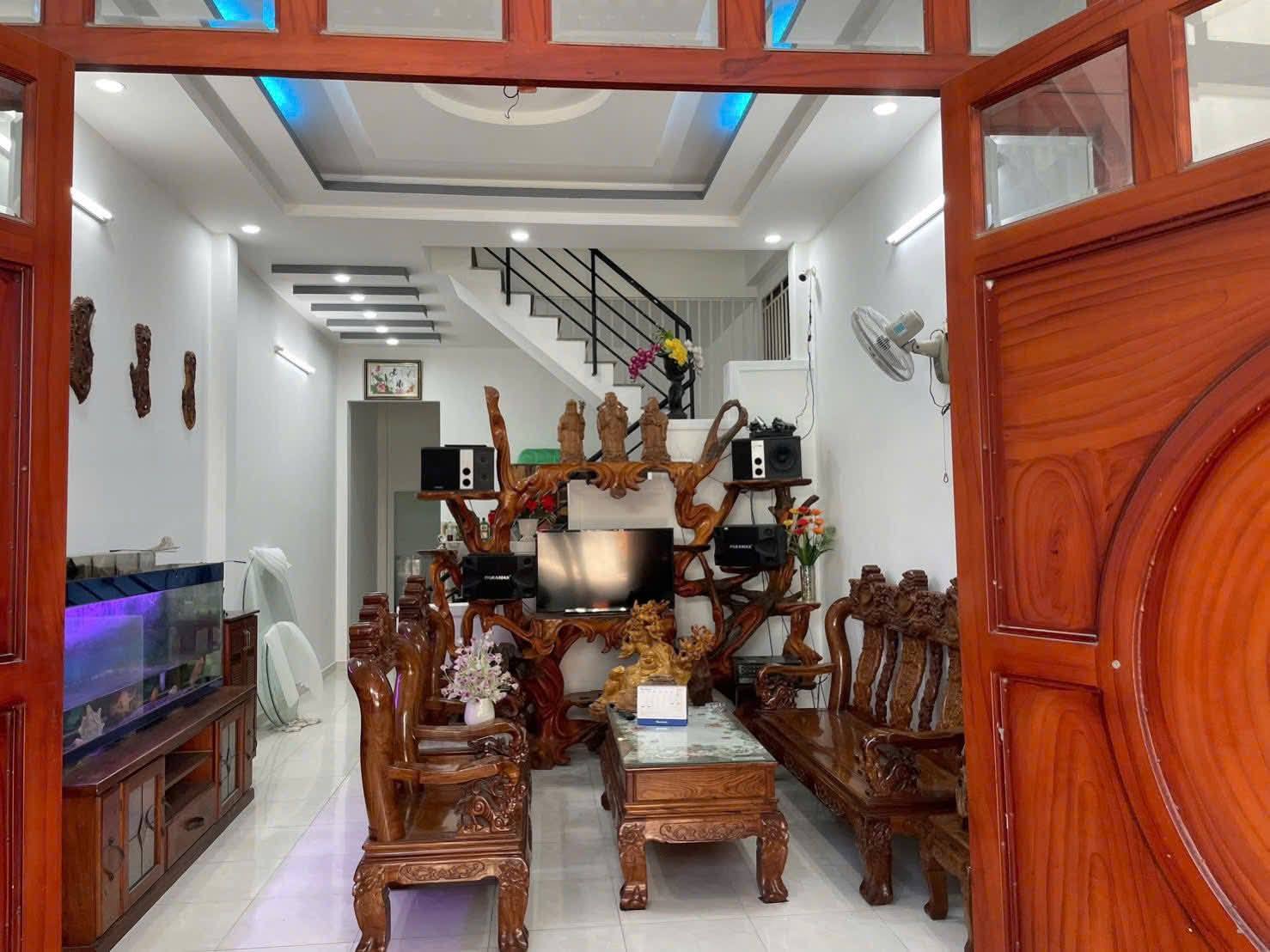 Nhà 1 trệt 1 lầu full nội thất, tặng luôn đồ đạc, giá 2,99 tỷ