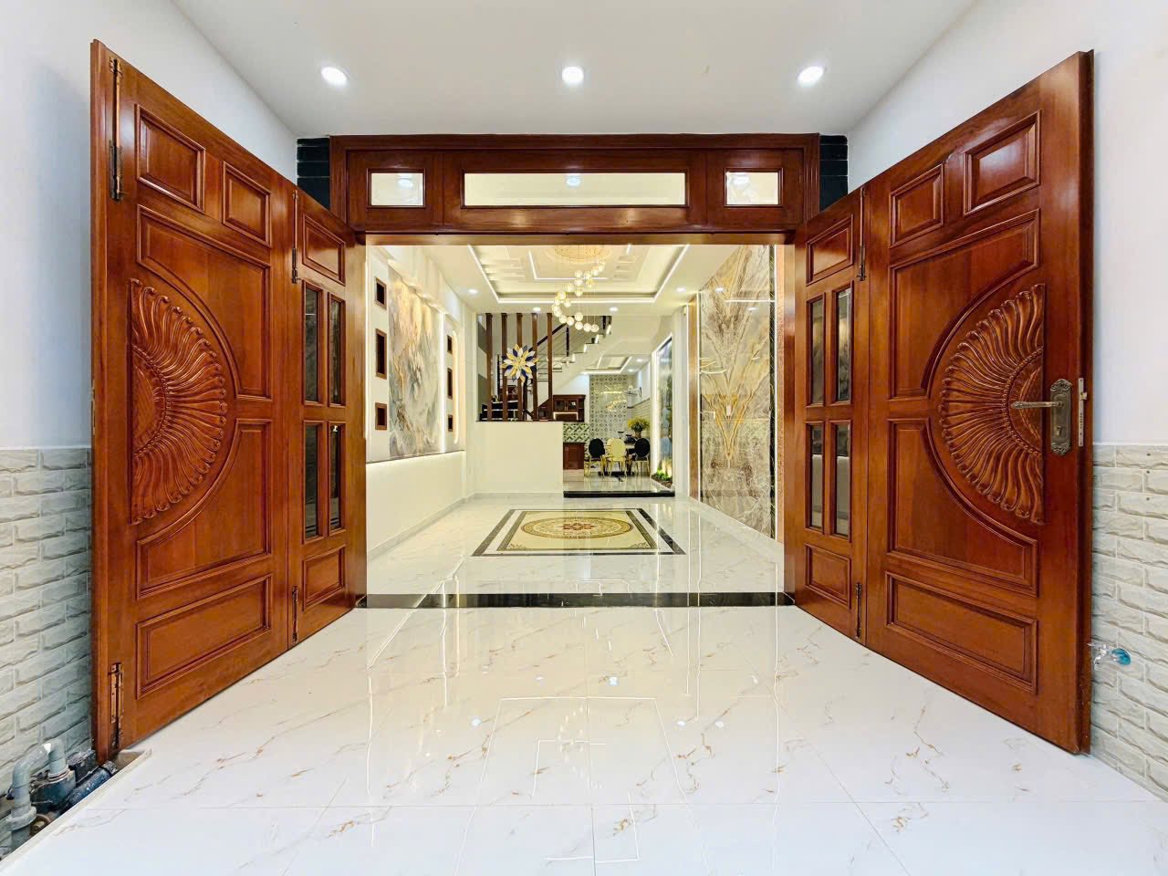 Cho thuê nhà nguyên căn 5 phòng ngủ đường Nơ Trang Long, Bình Thạnh, hẻm xe hơi, đầy đủ nội thất