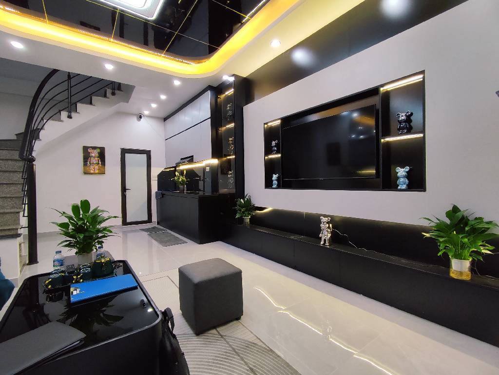 Nhà hơn 6 tỏi ở Định Công, 33m2 x 5 tầng, gần phố