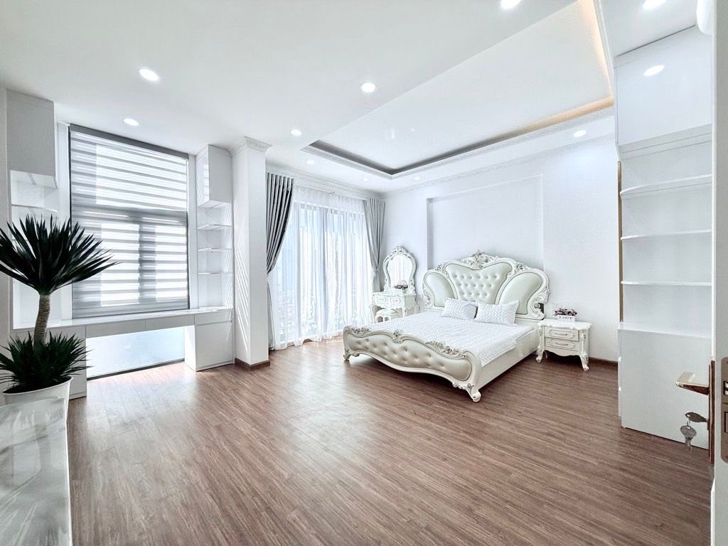 Nhà mới thang máy 7 tầng, mặt tiền đẹp, nội thất cao cấp, khu dân trí cao, Đống Đa, Hà Nội