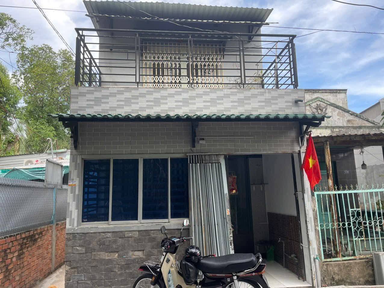 Nhà 1 trệt 1 lầu 690 triệu, sổ hồng vi bằng, gần Quốc Lộ 50