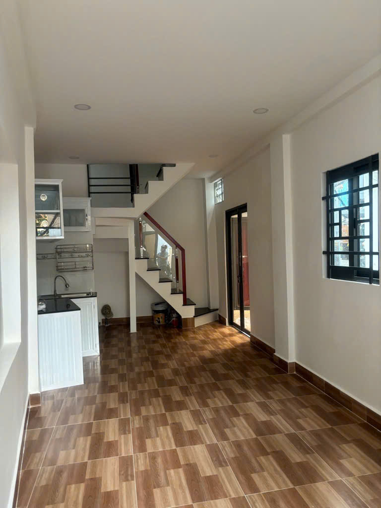 Chào bạn, chúng tôi đang có 3 căn nhà mới xây cực xinh tại đường Trần Hưng Đạo, Quận 5