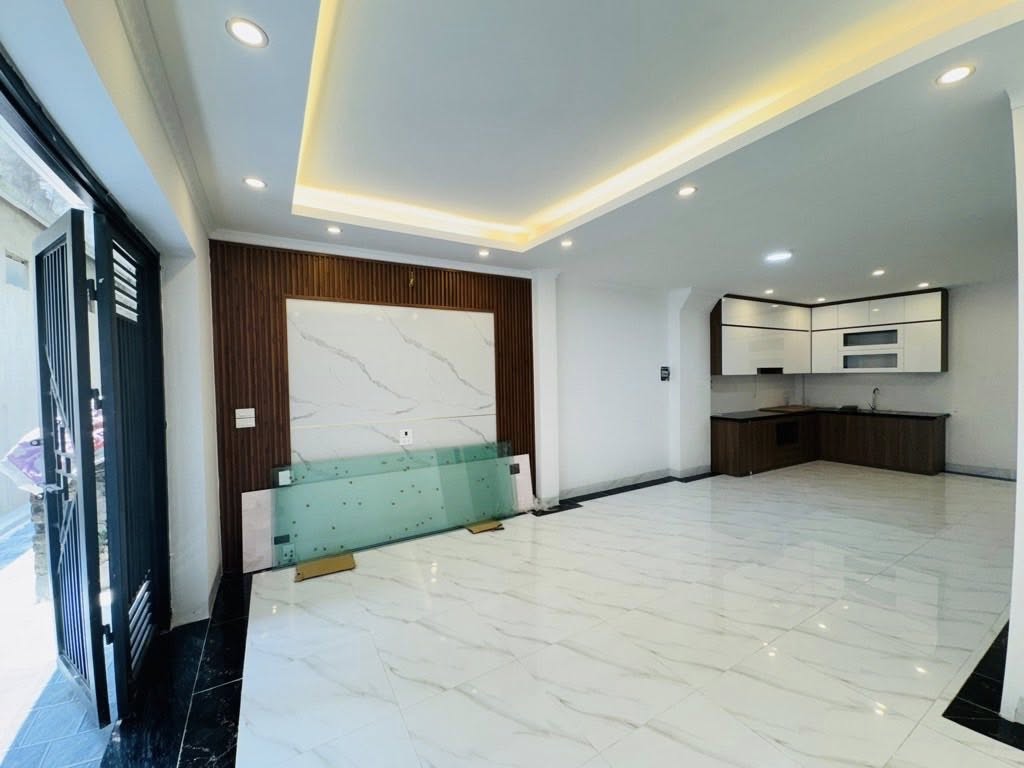 Nhà 5 tầng mới tinh, 40m2, 3 phòng ngủ, gần phố Bạch Đằng, Đống Đa