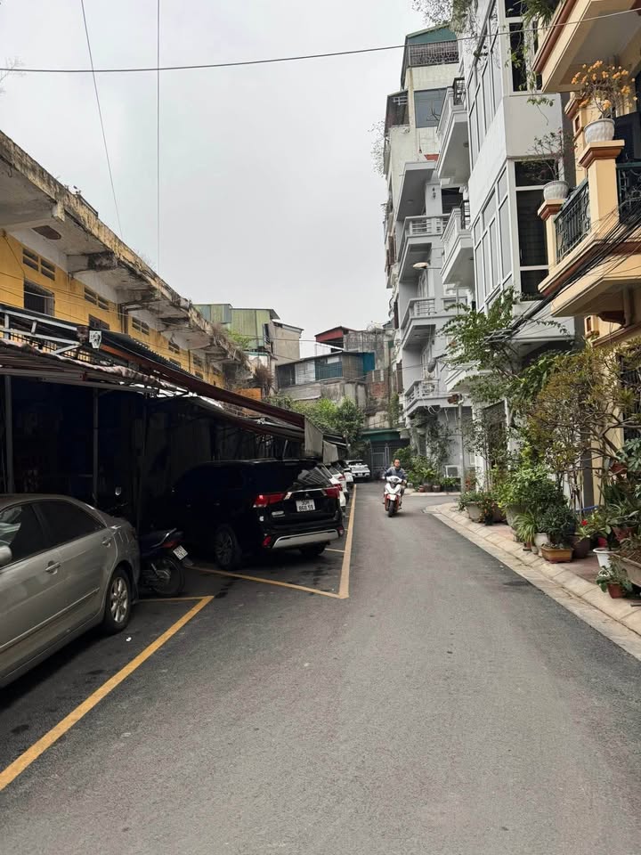 Nhà phân lô cán bộ Đống Đa vỉa hè ô tô tránh, 2 mặt thoáng, sát phố cổ