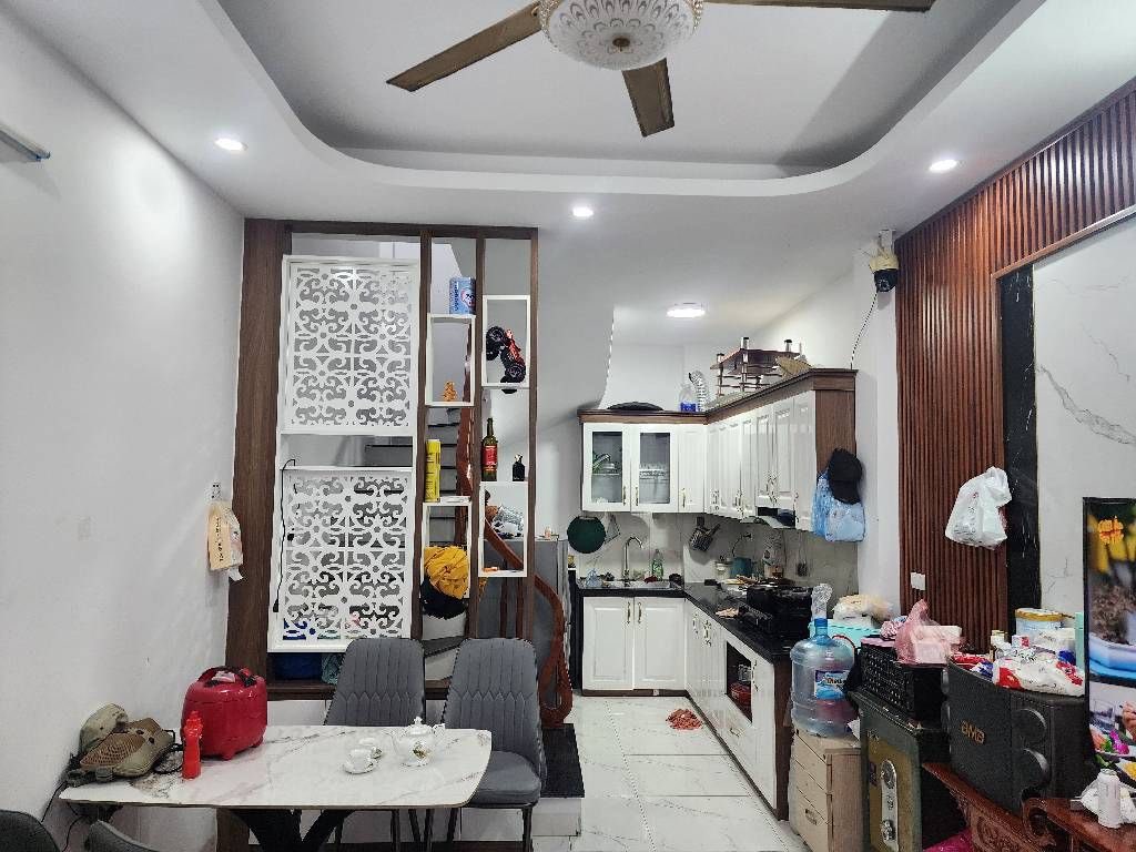 Nhà 5 tầng Thạch Bàn, Long Biên, sổ đỏ vuông vắn, tiện ích đầy đủ