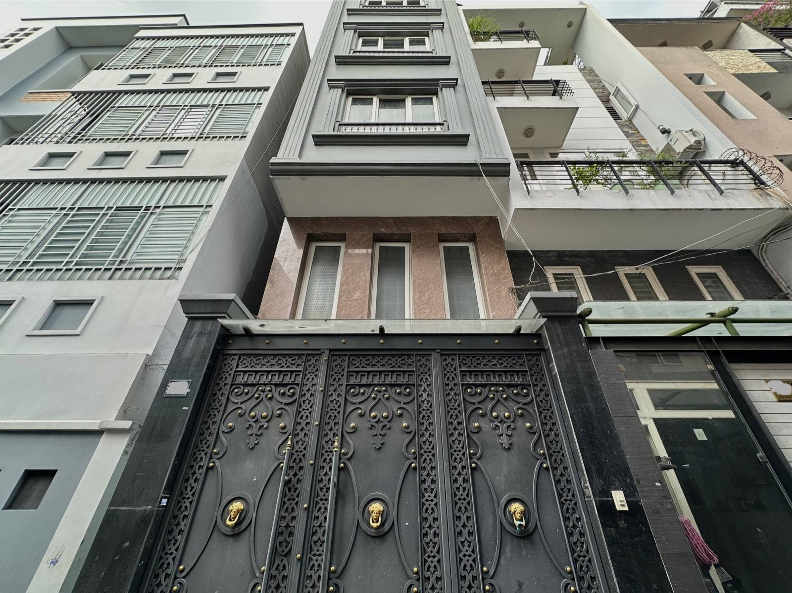 Nhà 5 tầng bê tông cốt thép hẻm xe tải 53m2, ngang 4m, 5 phòng ngủ, gần mặt tiền Thích Quảng Đức, Phú Nhuận