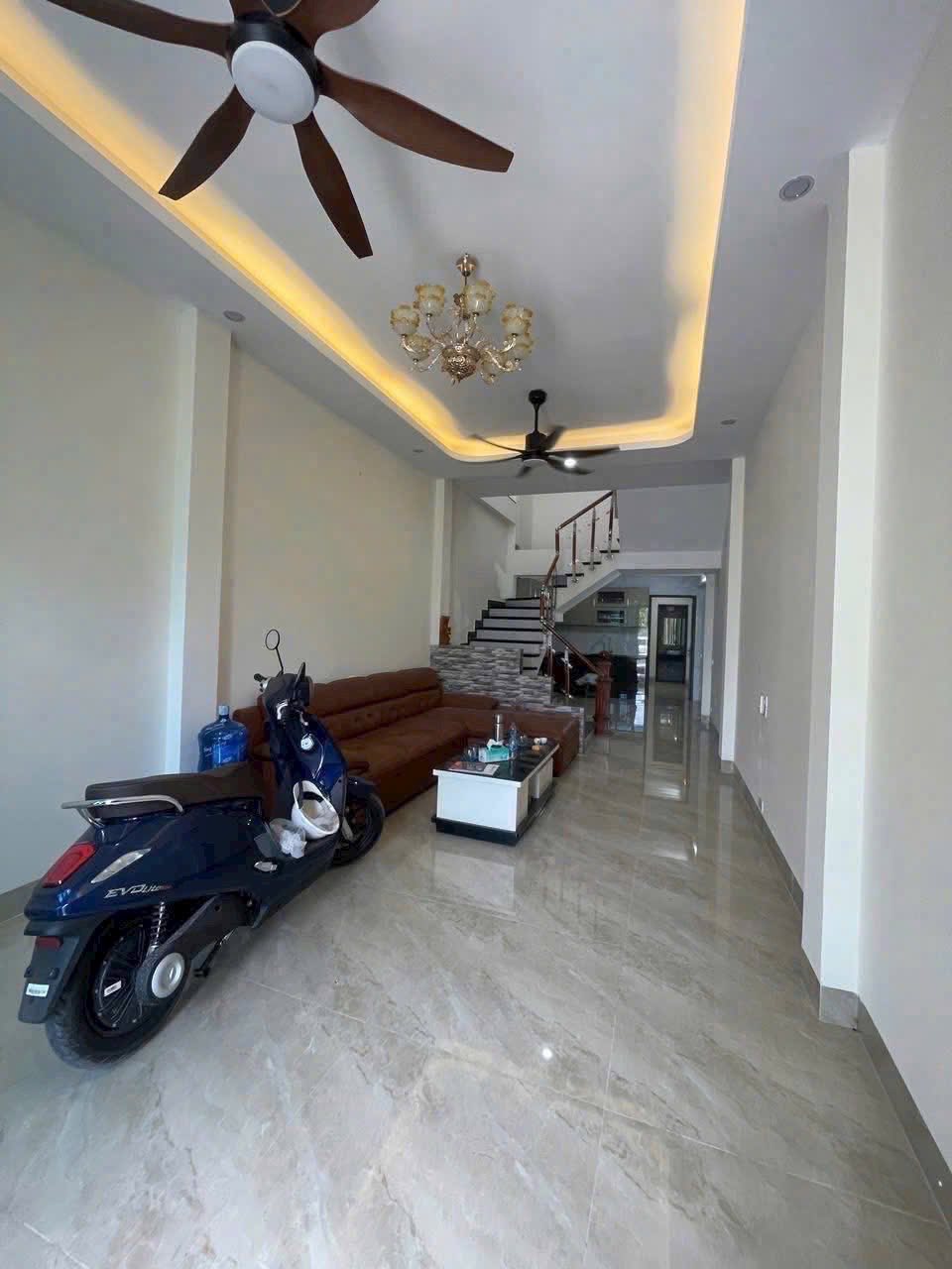 Bán nhà 2 tầng, 3 phòng ngủ, sát khu đô thị Bách Việt, ô tô đỗ cửa