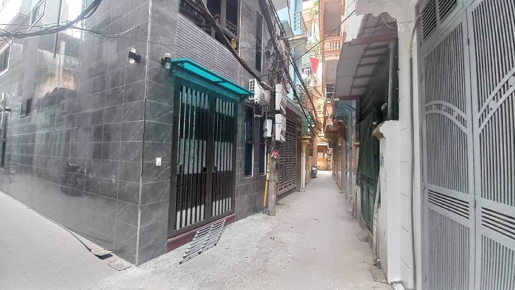 Tọa lạc tại con phố Bùi Xương Trạch, quận Thanh Xuân, Hà Nội, một khu vực sầm uất và đầy đủ tiện ích