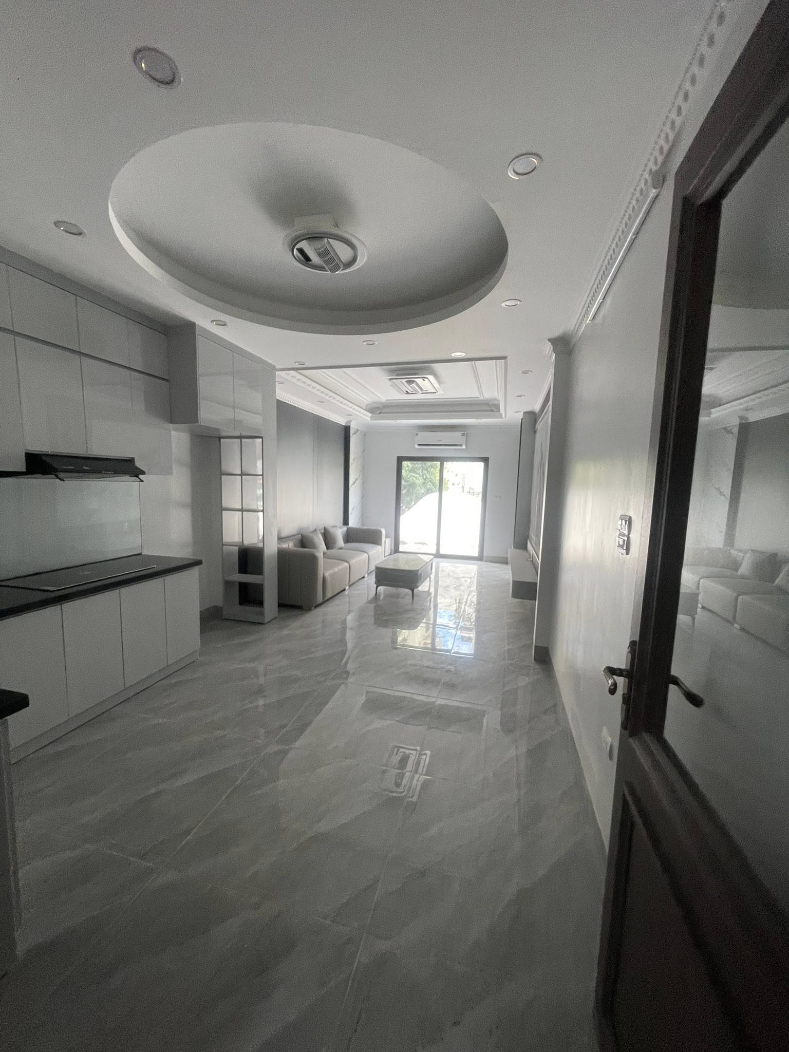 Chào mừng quý khách đến với "biệt phủ" 6 tầng lừng lững trên mặt phố Ngũ Nhạc